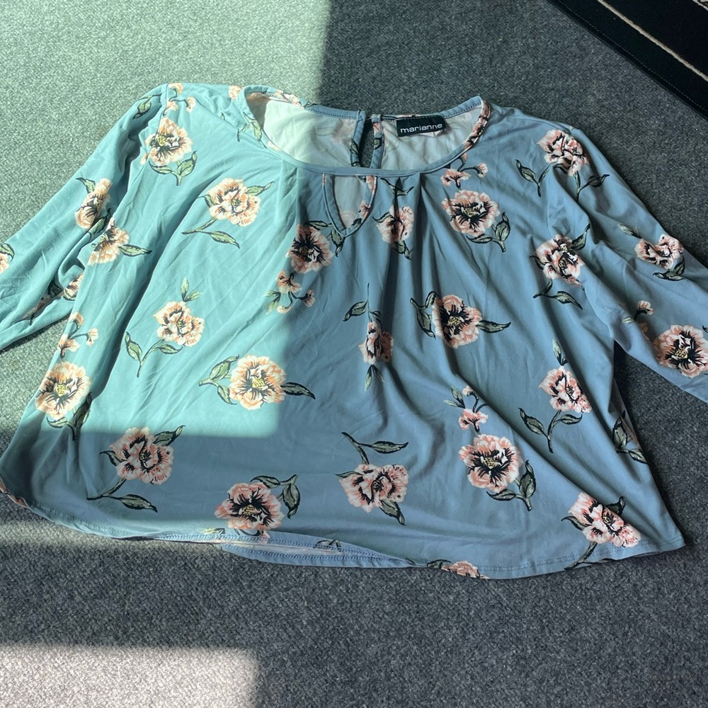 Soft floral polyester spandex top size M